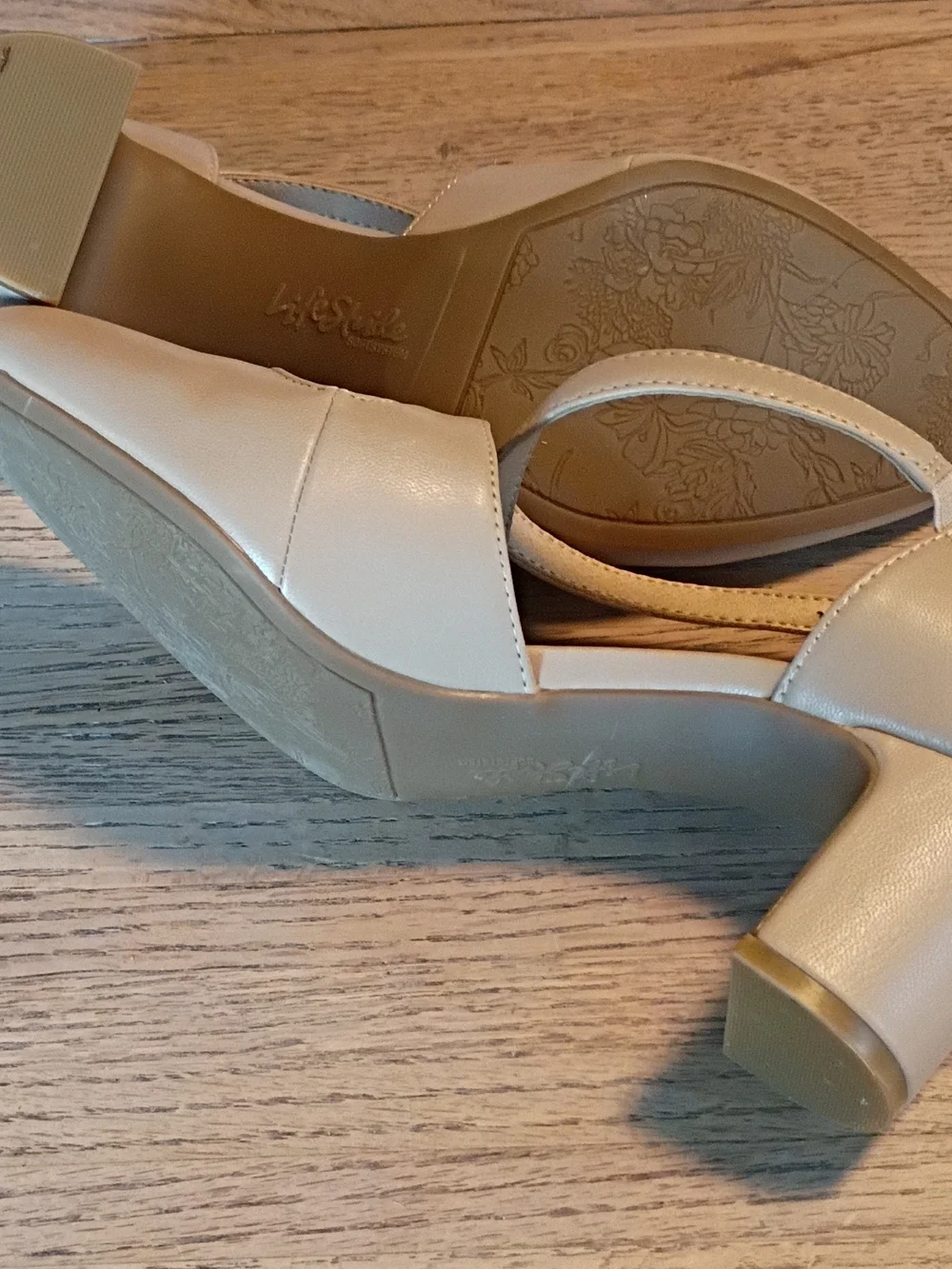 LifeStride Women's White Cushioned Sandal with Buckle Strap